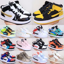 Top 1 Mid Kids Baloncesto Zapatos Classic Jump 1S Boys Girls Sneakers New Love Patent Black Gold Clover Phantom Top 3 Pink Foam Toddler Trainers Tamaño 22-37