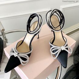 Mach Designers sandálias femininas de salto alto Sapatos de moda Sapatos de cetim Laço de cristal enfeitado com strass Sapato de noite Salto agulha de 9 cm Alça no tornozelo
