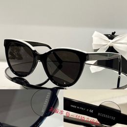 Occhiali da sole da donna per donne uomini occhiali da sole stile di moda maschile protegge gli occhi top con scatola a caso