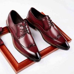Dress Shoes Manual 2022 New Top Layer Cowhide Carved Block Business Dress Leather Shoes Men's Pointed Lace Up 220810