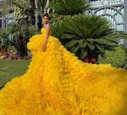 黄色いストラップレスのイブニングドレスティアードフリルハイロースイープ列車の正式なプロムのガウンエレガントな女性vestido de Novia BES121