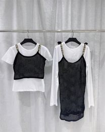 Sıradan elbiseler beyaz gömlek ile iki parça set küçük tatlı siyah oyuk dışarı dişli elbise gömlek güzel tişört
