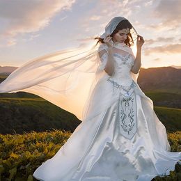 2022 Gothic Style Sleeping Beauty White White Wedding Robes avec bracelets enveloppe en dentelle CORDICE ROBRES DE MARIDE PLUS TIME VINTAGE Robe nuptiale