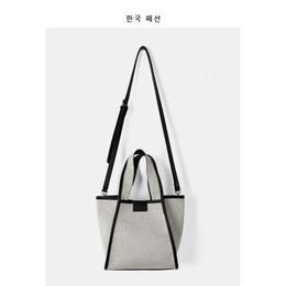 Autumn and winter 2021 Korean new niche design contrast twill COTTON HANDBAG women's fashion versatile canvas diagonal bag
