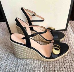 Sandálias de grife Mulheres sandália de cunha alpercata Dou-c couro platinado salto alto de luxo preto