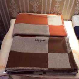-2022 NUEVA letra impresa manta de cachemira de lana suave bufanda bufanda portátil de sofá calzado cama lana toalla de toalla de toalla brown wu wu