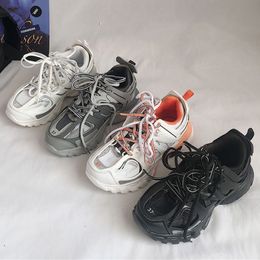 Tasarımcı Lüks Kadınlar Erkek Günlük Ayakkabı Track 3.0 LED Spor Sneaker Lighted Gomma Deri Eğitmeni Naylon Baskılı Platform Spor Ayakkabıları Erkekler Işık Eğitmenler Ayakkabı 36-45 C41