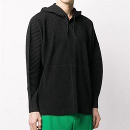 Men's Hoodies & Sweatshirts Miyake Pleated Men Top Coat Loose One Buttoned Drawstring Pullover Casual Hooded Sweatshirt Menmen's Suit 634