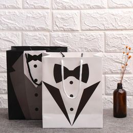 Enveloppe cadeau 1pcs Paper Tuxedo Groomsmen Bags Bags Black White Wedding Bridal Party Favor Bridesmaid Bagsgift