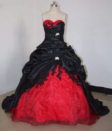 Gotisches schwarzes und rotes Ballkleid-Hochzeitskleid, herzförmiger Ausschnitt, ärmellos, lange Schleppe, Brautkleider, Vintage-viktorianisches, gerüschtes Taft-Brautkleid in Übergröße, Vestido
