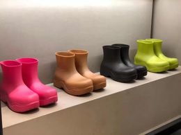 2022 Designer Botas de poça de poça de luxo homens homens homens coloras de doces chuva de borracha Plataforma de sapato à prova d'água