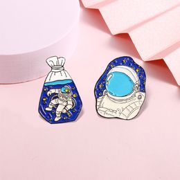 Cute Spaceman Brooches Pin for Women Kids Fahsion Jewellery Shirt Coat Dress Denim Bag Decor Metal Enamel Pin
