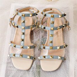 2022 Sommarbarn Flickor Öppna Toe Sandaler Fashion Belt Buckle Low Heel Princess Roman Skor Bright Diamond Rivet Kids Läderskor