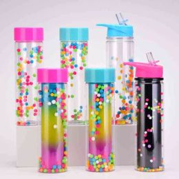 Kreative Regenbogenfarbene Wasserflasche mit versiegeltem, auslaufsicherem Deckel, doppelschichtiger Kunststoffbecher mit niedlichen POM-Haarball-Strohbechern