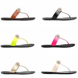 Женщины Sandal Flip Plops Metal Sliders Женская тапочка Натуральная кожа Размер 34-42 с коробкой 9 цветов Высочайшее Качество Пляж Flip Plop Bee Sole NO6