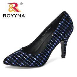 ROYYNA Neue Designer Dame Flock Glänzende Metall High Heels Herbst Zeigte Einzelne Schuhe Frauen Hochzeit Weibliche Sandalen Komfortable 210225