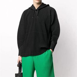 Men's Hoodies & Sweatshirts Miyake Pleated Men Top Coat Loose One Buttoned Drawstring Pullover Casual Hooded Sweatshirt MenMen's