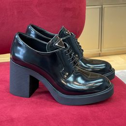 Kleiderschuhe klassische schwarze Kleidungsschuhe für Frauen komfortable High Heels Modedesigner Dreieck Taste Dekoration Pumpen Qualität Patent Leder klobig