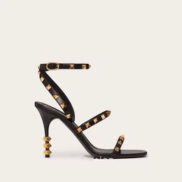 Sandálias de luxo 2022 Sapatos sociais Sapatos de designer salto alto couro envernizado Tom dourado triplo preto