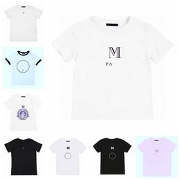 2022 Bebek Tasarımcıları Giysileri Çocuk Tişörtleri Yaz Kısa Kollu Tees Üstler Erkek Kızlar Beyaz Siyah Mektuplar Pamuk Baskısı Klasik Tshirts Nefes Alabilir Giysiler 90-130