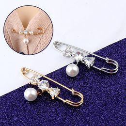 Trendy Popular Pearl Brooches Rhinestone Decoration Buckle Pin Brooches For Women Clothing Cardigan Sweater Blouse Shawl Clips