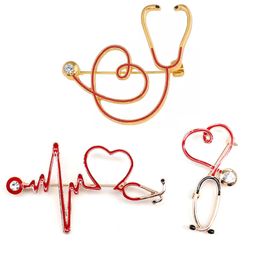 10 PC/Lot Özel Stilleri Tıbbi Hediyeler Broş Pin Stetoskop EKG Kalp Şekleli Emaye Pin Doktor Hemşire Aksesuarları Broşlar