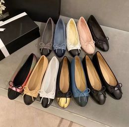 Yüksek kaliteli Bale Flats Klasik Tasarımcı ayakkabı Kadın gelinlik% 100 Deri Tüvit Kumaş İki Renkli Ekleme Yay Yuvarlak Moda yaz partisi Bayan sandalet kutusu ile