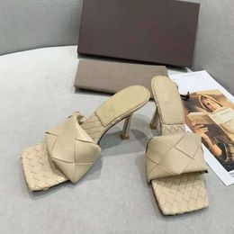 Classic Women Slipper Street Fashion Pantofole tessute Pelle di design Reticolo smerigliato Sandali con tacco alto da donna Scarpe da donna Sandalo 2211183F