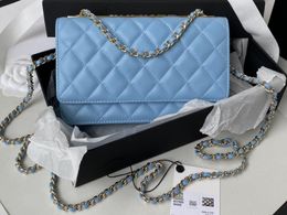 Portafogli Realfine 5A A80982 Portafoglio WOC trapuntato in pelle di agnello blu chiaro da 19 cm con borsa a catena per donna con scatola per sacchetto per la polvere