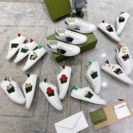 Designer abelha tênis Itália Ace bordado tênis de couro bordado listras vermelhas e verdes entrelaçadas sapato branco andando sapatos esportivos