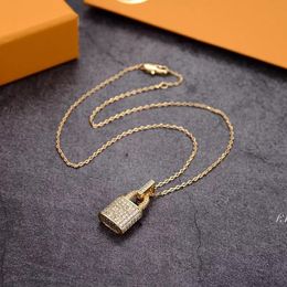 Luxury Pendant Necklaces Classics Style Design Fashion European And American Retro Alphabet Necklace Letter Designs Fashion BBB14638