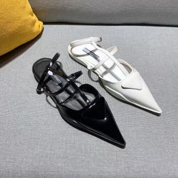 Дизайнерские туфли на каблуке Босоножки Женские модельные туфли Роскошный треугольный логотип Туфли-лодочки из лакированной кожи Острые пальцы на плоской подошве EU35-40 с платьями-коробками Свадьба
