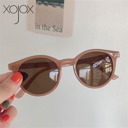 Xojox Óculos de sol redondos femininos designer de marca de moda vintage sol copos meninas Óculos de óculos de mão de mulher