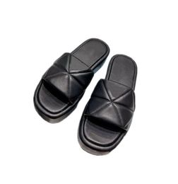 The latest women's sandals in the whole network, thick-soled soft leather, comfortable and casual, all-match light, diamond-shaped grid, white black