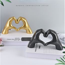 Nordic Style Heart Gesture Sculpture Resin Abstract Hand Love Statue Figurines Wedding Home Living Room Desktop Ornaments 220421