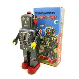 Vintage Space Man Robot Collection Tin Toys Classic Clockwork Wind Up Mechanical Walking Robot Toys for Collectible Gift 220329