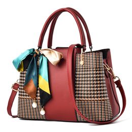 Luxurys Designers Bags Large Capacity Messenger Bag PU Fashion Handbag Square Tote Bag Embossed Wallets Simple Casual Shoulder Wallet Designer Handbags Colour 3