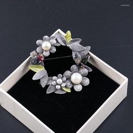 Pins Brooches Christmas Pearl Enamel Donuts Leaves Flowers Wreath Suit Badges Women Girls Jewellery Dress Coat Gifts Accessory Seau22