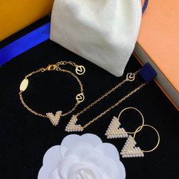 Designer Womens Bracelets Necklace Earrings Luxury Earings Pearl Necklaces Gold Chain Bracelets Jewellery Designers Letter Earring 2205053D