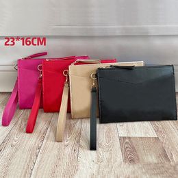 4 färger Clutch Pochette Ladies Bags Cosmetic Bag Fashion Men Handsbag Classic Document Cover Wristletbag Pochettes With Dustbag