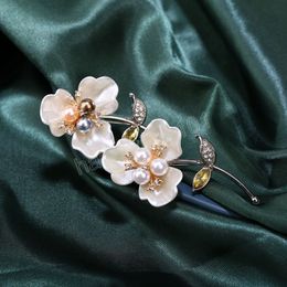 High-end Pearl Flower Brooches for Women Rhinestone Crystal Corsage Scarf Buckle Cardigan Lapel Pins Fashion Jewellery