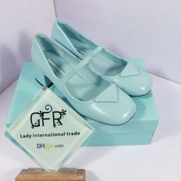 Clássicos saltos sapatos Sandálias Fashion Beach Slippers grossos de fundo alfabeto Lady Lady Leather Shoe Slides 01