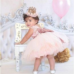 2022 Bébé fille baptême cadeaux Robe de bébé rose sans dos de la princesse en or