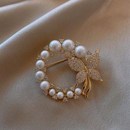 Scrox 1 piezas Broche de diamante de aleación salvaje de moda Broche de mariposa de mujer perla Diamante perla ramillete 
