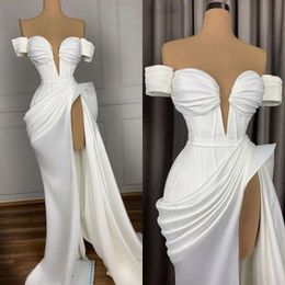 섹시한 흰색 이브닝 드레스 긴 2022 높은 슬릿 아랍어 아프리카 여성으로 어깨 새틴 떨어져 공식 파티 가운 댄스 파티 C0316