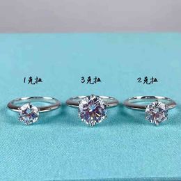 -T Famiglia classico Six Claw Ring Female 18k Gold Gold Diamond Engagement Gift per la sensazione avanzata