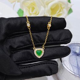 Pendant Necklaces Elegant Heart Necklace Inlay Green Cubic Zirconia Exquisite Romantic For Women Wedding Engagement Jewelry OrnamentsPendant