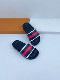 Bandflickor glider sommar tofflor ny designer barn pojkar sandles casual skor 26-35 svart