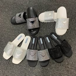 Satin-Pantoletten mit Kristallen, flache Sandalen, Diamant-Hausschuhe, modische Sommer-Strand-Kristallverzierung, Satin-Sandale, flache, helle Leder-Slipper der Luxusmarke für Damen