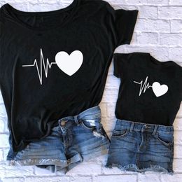Family Summer Cute Mother And Daughter Tshirt Fashion Family Matching Clothes Mommy And Me Clothes Baby Girl Boys Clothes 220531